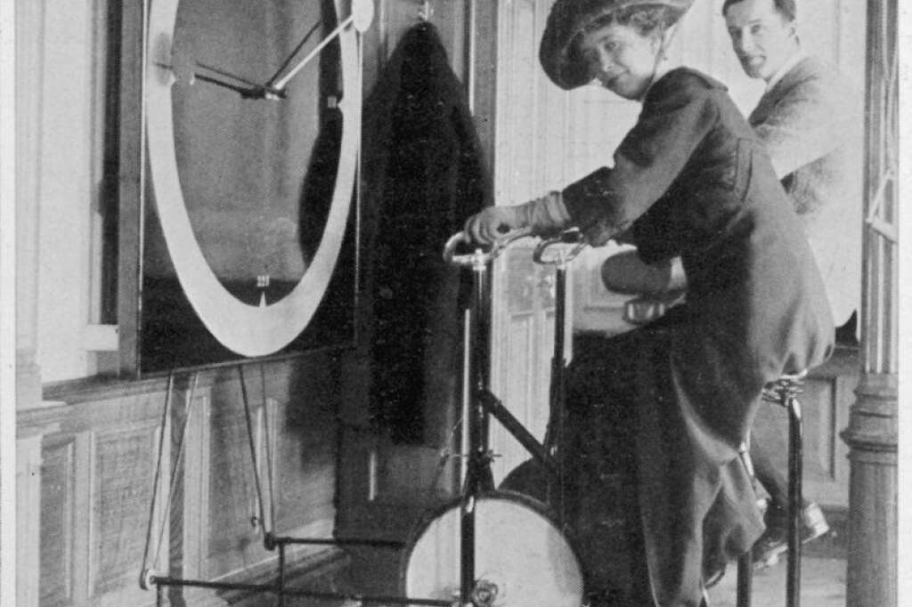 La mode à bord du Titanic - Une femme fait de l'exercice (en chapeau) dans le gymnase du Titanic.