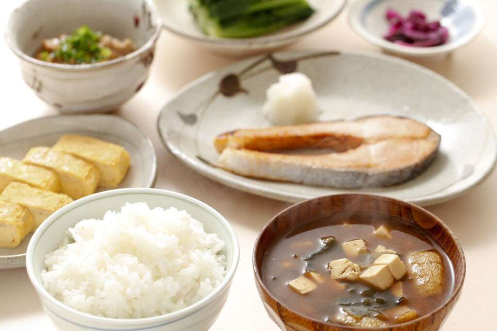 Japon - Une bonne soupe miso, des légumes, des algues, du tofu, de la salade et du poisson cru et fumé. Voilà un petit-déjeuner complet japonais.  Grâce aux oméga-3 dans le poisson et les algues, les fibres dans les légumes et les protéines dans le poisson et le tofu, ce repas est varié et nourrissant sans être gras.