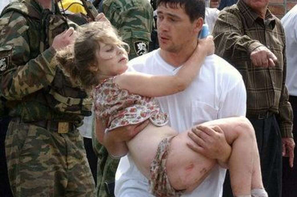 Russie - En Russie, du 1er au 3 septembre 2004, des rebelles armés pro-tchétchènes font irruption dans une école de Beslan, en Ossétie du nord, le jour de la rentrée scolaire et prennent en otages près de 1200 personnes. Après l'assaut des forces spéciales, l'opération se solde par la mort de 331 personnes, dont 186 enfants, et quelque 400 blessés. 31 membres du commando sont morts.