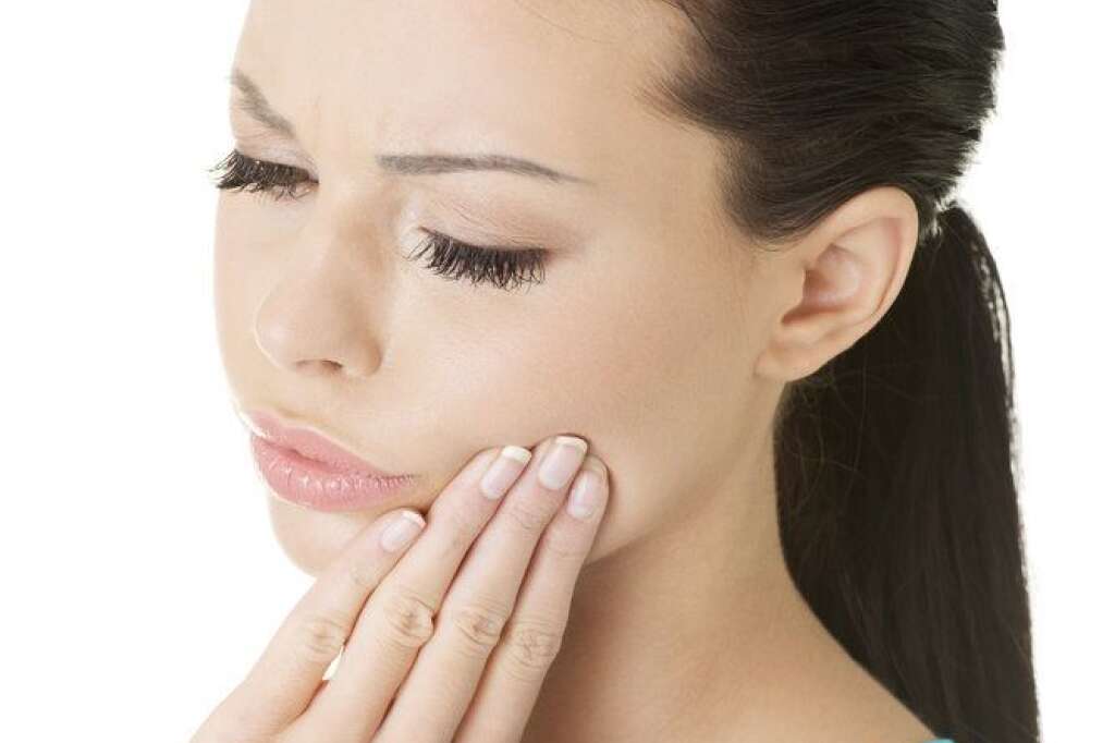 6- Soigner un mal de dents - <strong>Si une dent vous fait souffrir, il suffit d’appliquer de la glace sur le dos de votre main, plus précisément sur la partie qui forme un V entre votre pouce et votre index.</strong>  Une étude canadienne a montré que cette technique réduit la douleur de 50%. Le capteur nerveux à la base de ce "V" stimule une zone du cerveau qui bloque le signal de la douleur venant du visage et des mains.   C’est bien foutu le corps humain quand même.