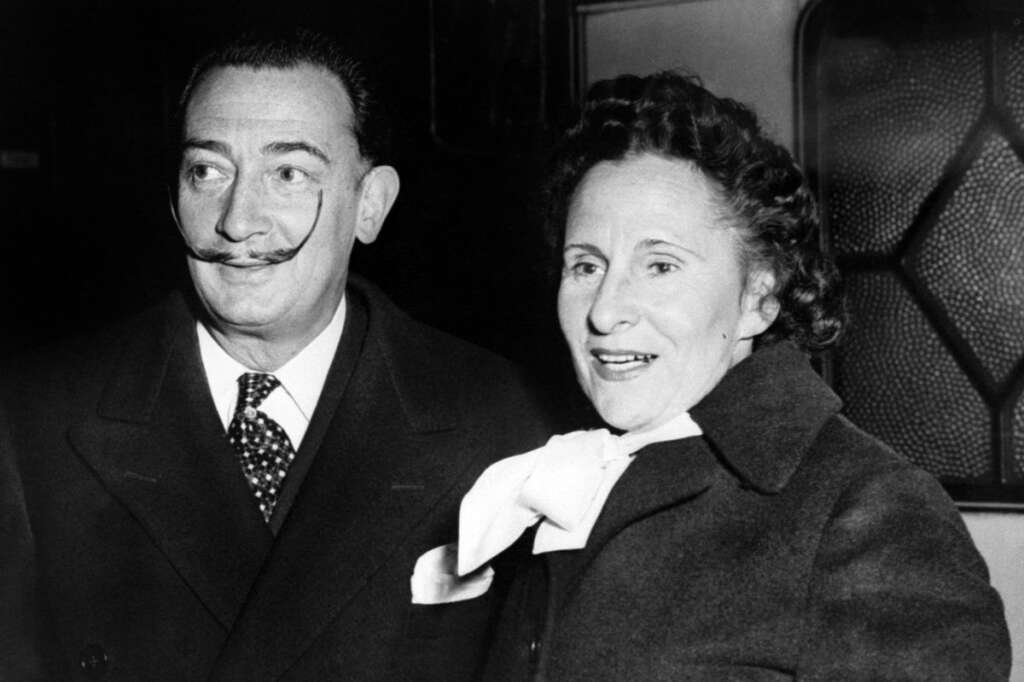 Salvador Dalí - Le peintre en compagnie de son modèle, sa muse et sa compagne Gala.