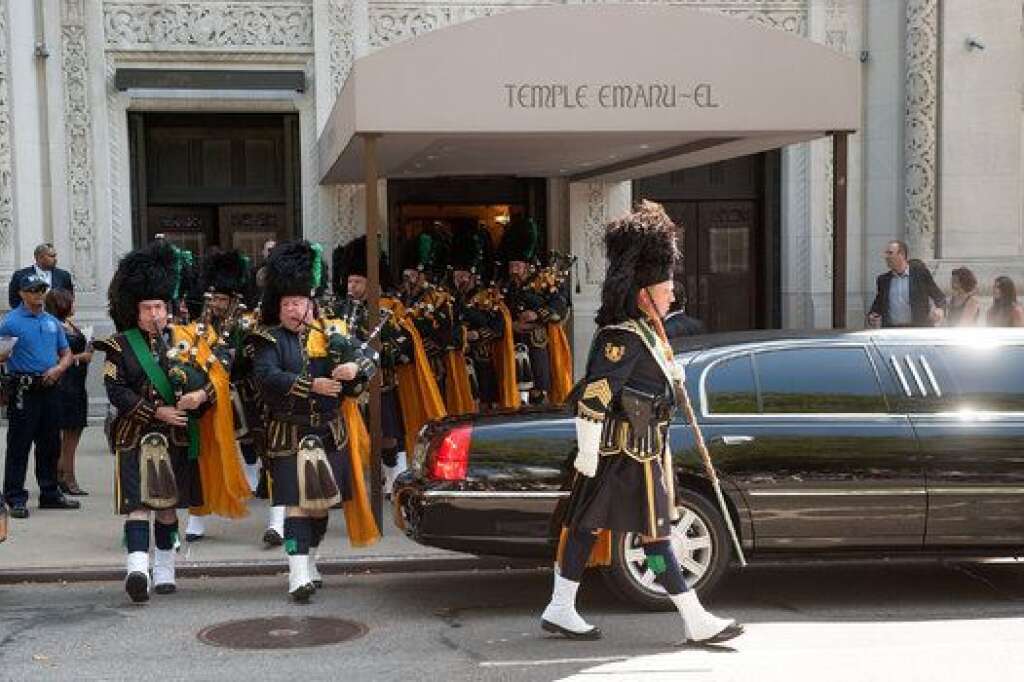 Les obsèques de Joan Rivers - Les joueurs de cornemuse de la police de New-York ont conclu l'office.