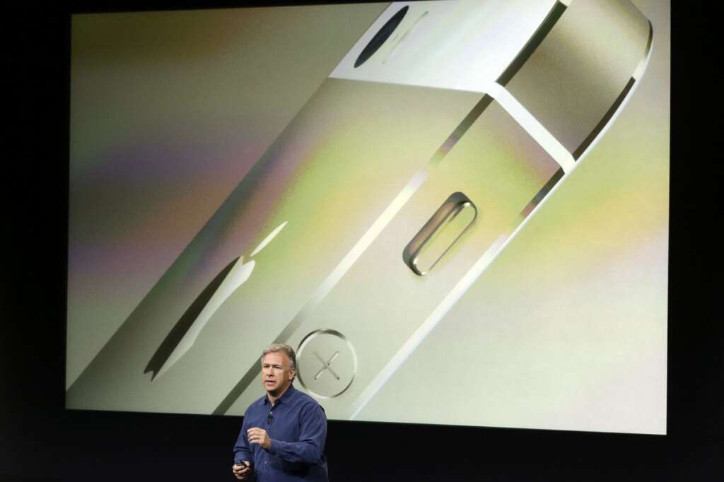 Keynote Apple - Phil Schiller, Apple's senior vice president of worldwide product marketing, speaks on stage during the introduction of the new iPhone 5s in Cupertino, Calif., Tuesday, Sept. 10, 2013. (AP Photo/Marcio Jose Sanchez)