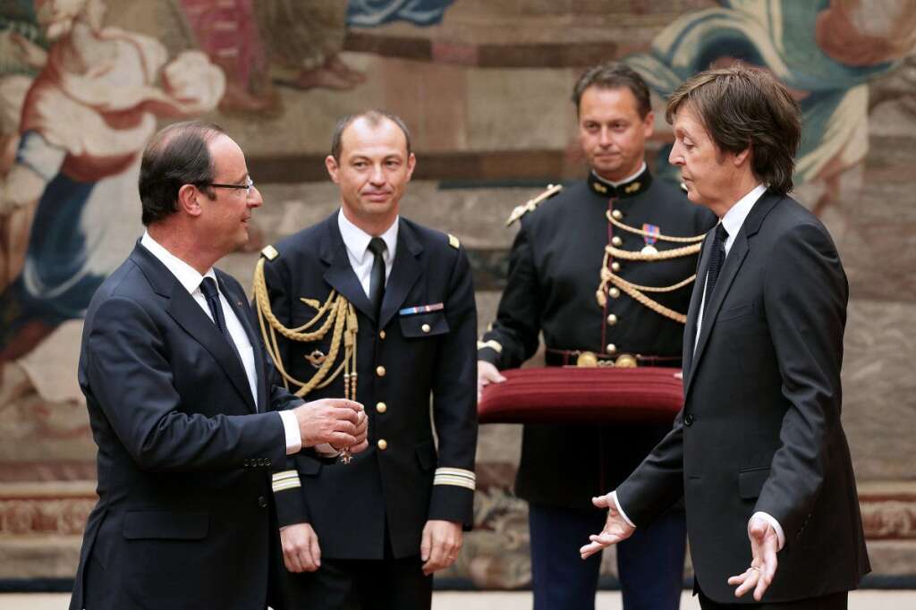 Paul McCartney reçoit la légion d'Honneur des mains de François Hollande -