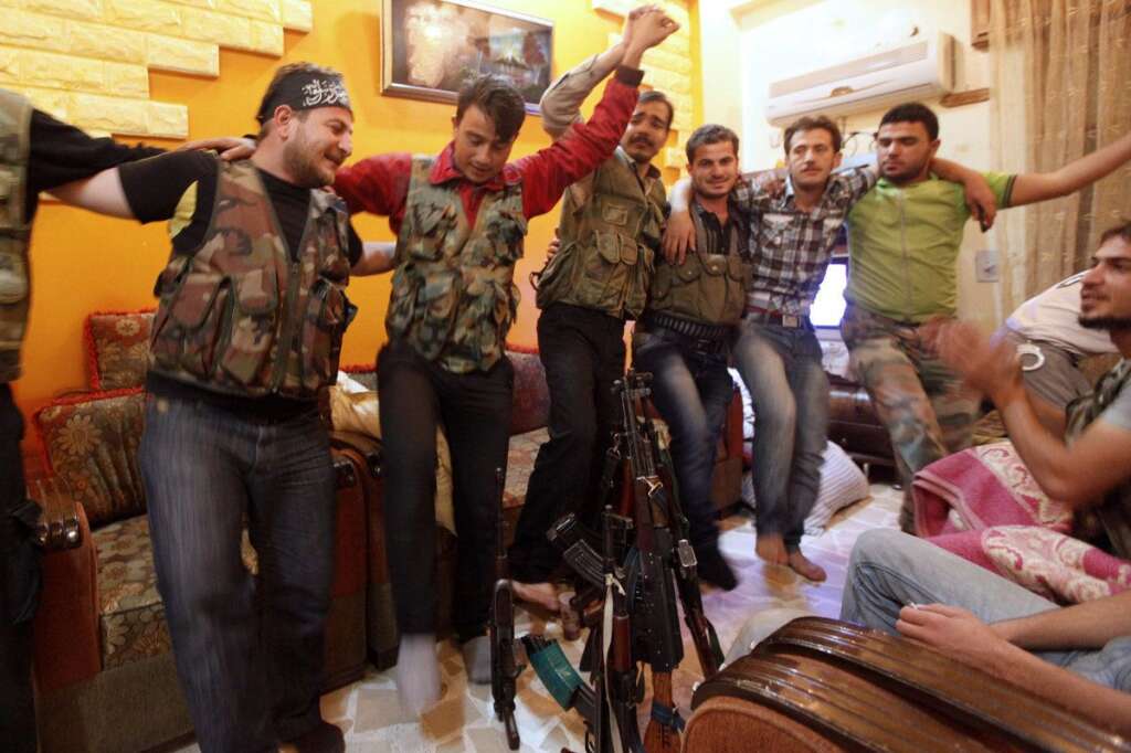 - Les combattants dansent à Alep, le 19 octobre 2012.