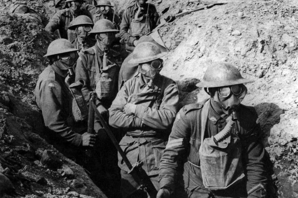 Première guerre mondiale - Cette photo montre des soldats australiens avec leur masque à gaz à Ypres en 1917. C'est dans cette ville de Belgique que les Allemands ont utilisé pour la première fois le gaz moutarde. La ville a aussi donné l'autre nom du gaz moutarde, l'ypérite.   Selon l'Institut de radioprotection et de sûreté nucléaire, "les pertes totales dues aux gaz de combat [...] ont été de 1.300.000 hommes (dont près de 100.000 morts au combat), alors que les pertes par les autres armes sont évaluées à 26.700.000 hommes (dont 6.800.000 sont morts au combat)