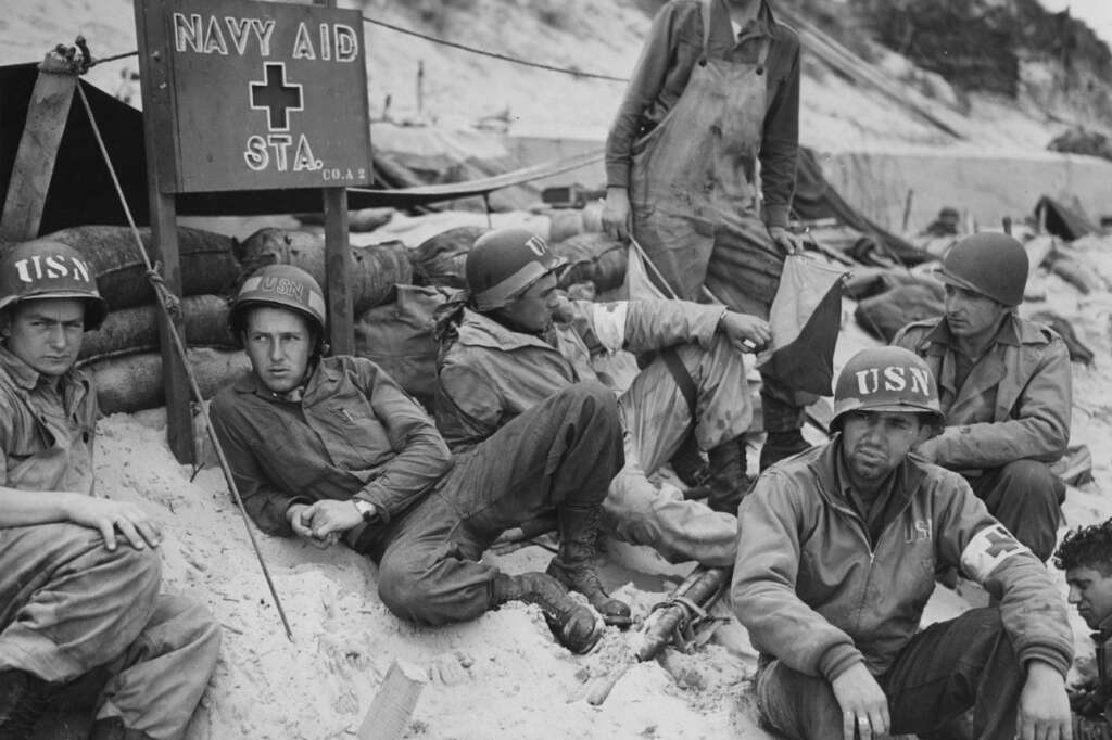 Un poste de secours sur la plage - En une journée, 156.000 soldats alliés ont été débarqués, dont 11.000 sont tués, blessés ou disparus.