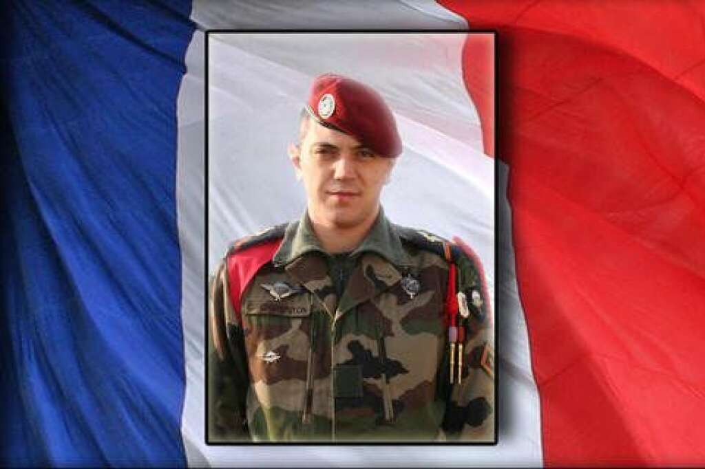 Cédric Charenton - 2 mars 2013: le caporal Cédric Charenton, 26 ans, du 1er régiment de chasseurs parachutistes de Pamiers (Ariège) <a href="http://www.huffingtonpost.fr/2013/03/03/mali-troisieme-soldat-francais-mort_n_2800507.html" target="_blank">est tué en montant à l'assaut d'une position ennemie</a> avec sa section dans l'Adrar des Ifoghas. Il s'agit de "l'un des combats les plus violents" depuis le début de l'opération militaire française, selon le ministre de la Défense Jean-Yves Le Drian.