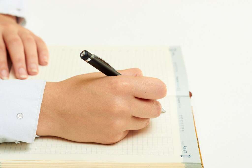 Prendre un stylo et un papier - Écrire à la main — pas sur un clavier d'ordinateur ou de téléphone — stimule des zones du cerveau  responsable de la réflexion, du langage et de la mémoire. Au cours d'une étude IRM de l'université d'Indiana, les enfants qui écrivaient à la main ont montré des schémas d'activation des neurones plus complexes que ceux qui n'écrivaient pas à la main.  <strong>Essayez:</strong> Lorsque vous apprenez un alphabet, de la musique, des mathématiques ou une langue étrangère, préférez l'écriture à la main. Vous devriez vous en rappeler plus longtemps et plus rapidement que si vous tapiez à l'ordinateur, comme l'ont prouvé des adultes qui devaient reconnaître des signes chinois au cours d'une étude.