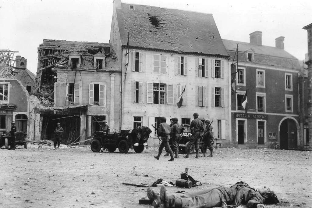 Après le Débarquement, place à la bataille de Normandie - Une fois débarqués sur les plages, les Alliés fondent sur les villages et villes de Normandie où de violents combats vont se poursuivre.