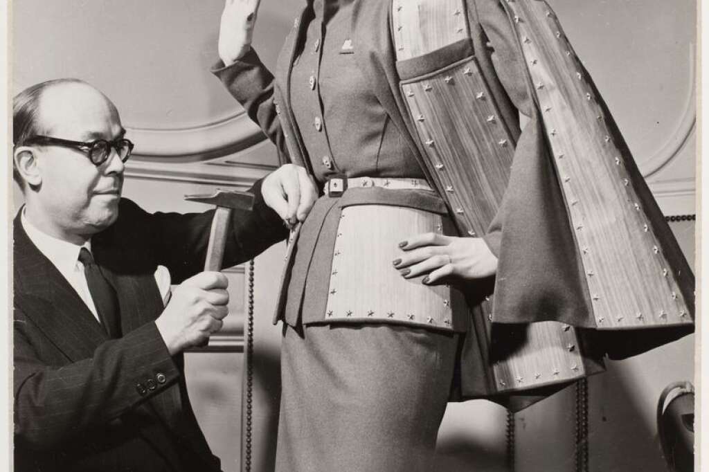 - Interfoto (Venise), 1951 Le couturier Raphaël cloue des étoiles sur un tailleur de la collection printemps-été 1951 Tirage gélatino-argentique
