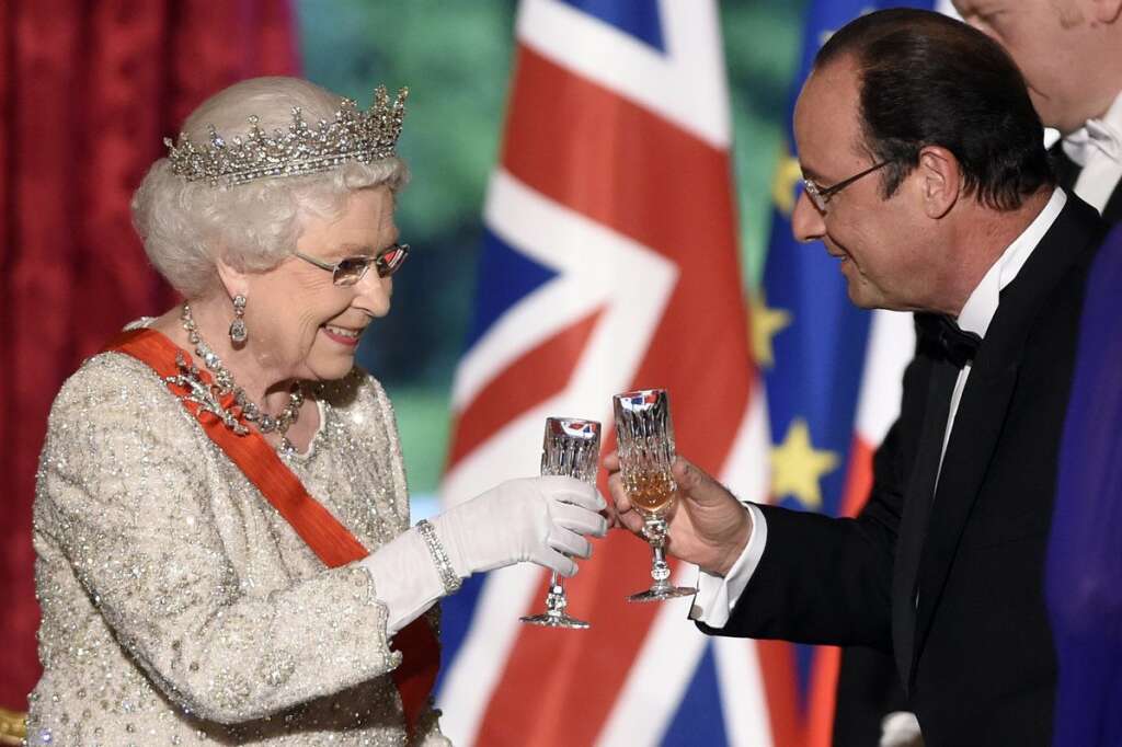 - La reine Elizabeth et François Hollande trinquent pendant le dîner d'Etat en l'honneur de la reine, dîner qui clôture les cérémonies du Débarquement.