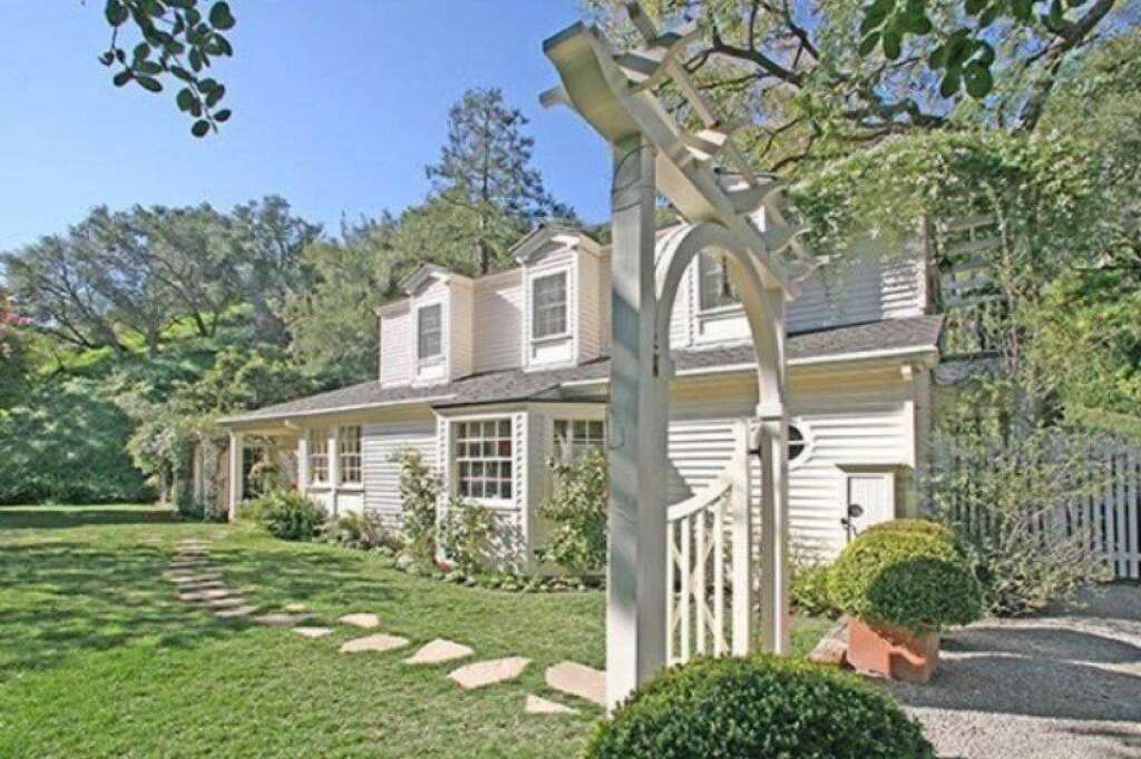 Taylor Swift - <a href="http://www.realtor.com/blogs/2011/04/25/taylor-swift-buys-beverly-hills-home-photos/" target="_blank">Beverly Hills, Calif.</a> 3,975 millions $
