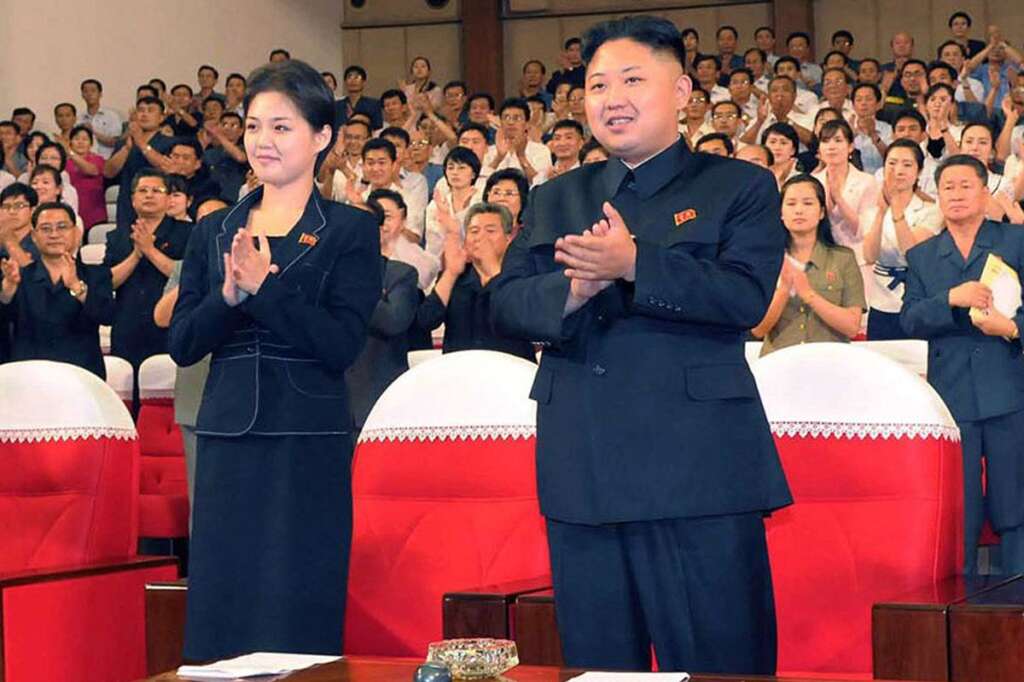 Ri Sol Ju, la mystérieuse épouse du leader de Corée du Nord - Le dirigeant nord-coréen Kim Jong-Un s'est marié et son épouse s'appelle Ri Sol-Ju. Voilà à peu près les seules choses que l'on sache à propos de la nouvelle femme du dictateur, dont on ne sait pas grand chose non plus.