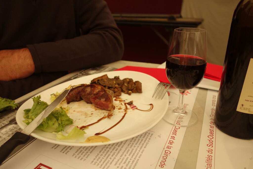 Pour les révolutionnaires : viande rouge et vin rouge - Nous sommes à L'Entrecôte bordelaise, toujours avenue Pier Paolo Pasolini. C'est ici que se donnent rendez-vous les amateurs de bidoche et de pinard. Inutile de les convaincre de la symbolique révolutionnaire de la chose.