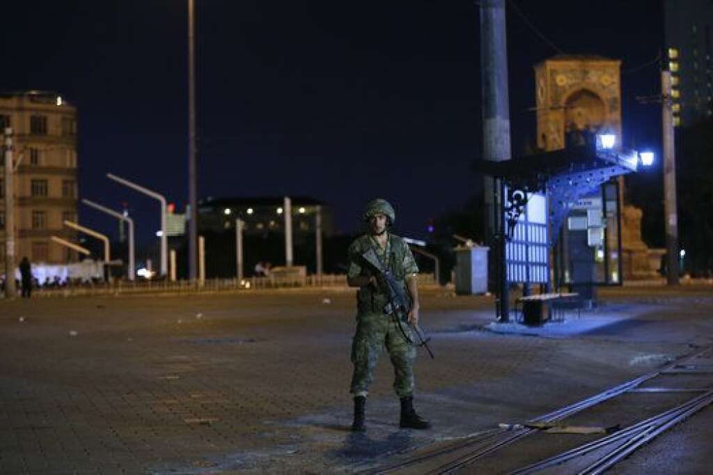 A Turkish military stands guard near the Taksim Square in Istanbul, Turkey, July 15, 2016.   REUTERS/Murad Sezer  TPX IMAGES OF THE DAY