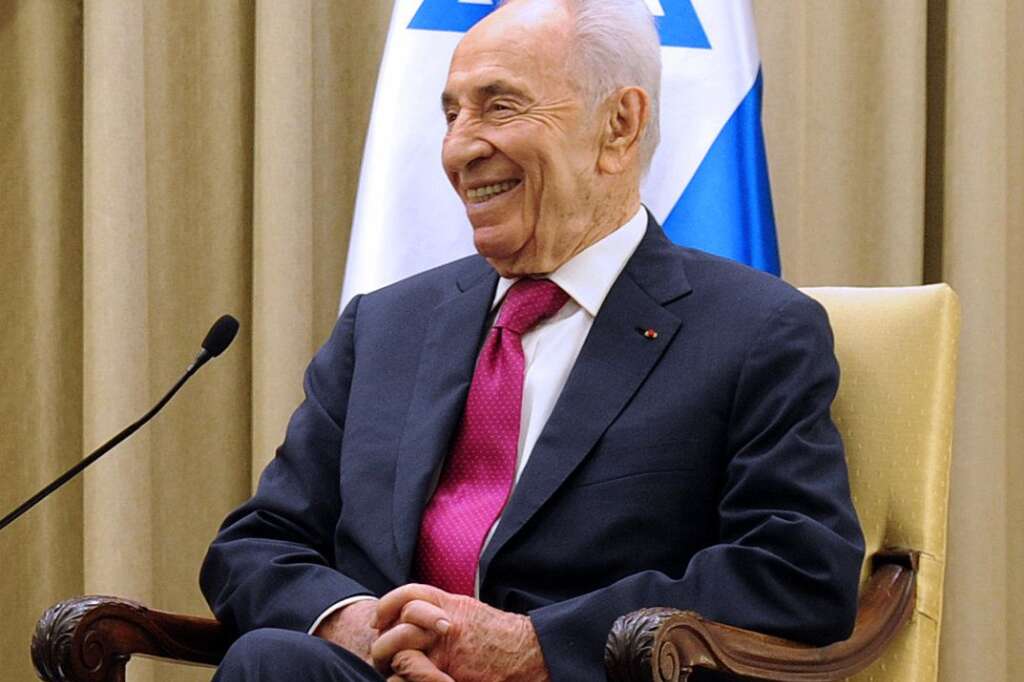 Shimon Peres - Le président israélien a tenu des propos plus modérés et souligné que l'accord signé à Genève était un arrangement "intérimaire" qui devra être jugé "sur les résultats et non sur les mots".  "Si la voie diplomatique échoue, l'option nucléaire sera bloquée par d'autres moyens", a-t-il tout de même averti.  Le chef de l'Etat hébreu s'est abstenu de dénoncer l'accord conclu à Genève comme l'a fait le Premier ministre Benjamin Netanyahou, une différence de ton était déjà perceptible notamment fin septembre lorsque le président Peres avait critiqué le "ton méprisant" adopté en Israël à l'encontre des Etats-Unis accusés de se laisser tromper par l'Iran.