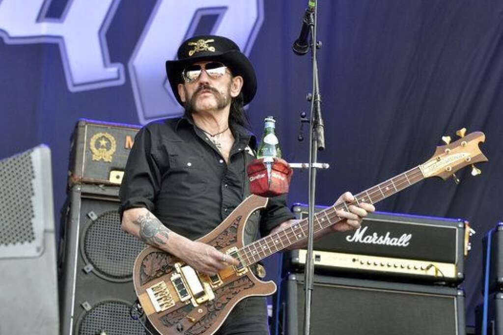 28 décembre - Ian "Lemmy" Kilmister - Le leader du groupe britannique de heavy metal Motörhead, Ian "Lemmy" Kilmister, légende du rock, est mort d'un cancer à l'âge de 70 ans, <a href="https://www.facebook.com/OfficialMotorhead" target="_hplink">a annoncé le groupe dans un message publié mardi sur sa page Facebook</a>.   Le rocker légendaire, fondateur, chanteur et bassiste de Motörhead, était l'un des grands survivants du rock'n roll, bien que fêtard invétéré. Son cancer a été diagnostiqué samedi, deux jours après son 70e anniversaire, et il est mort lundi.