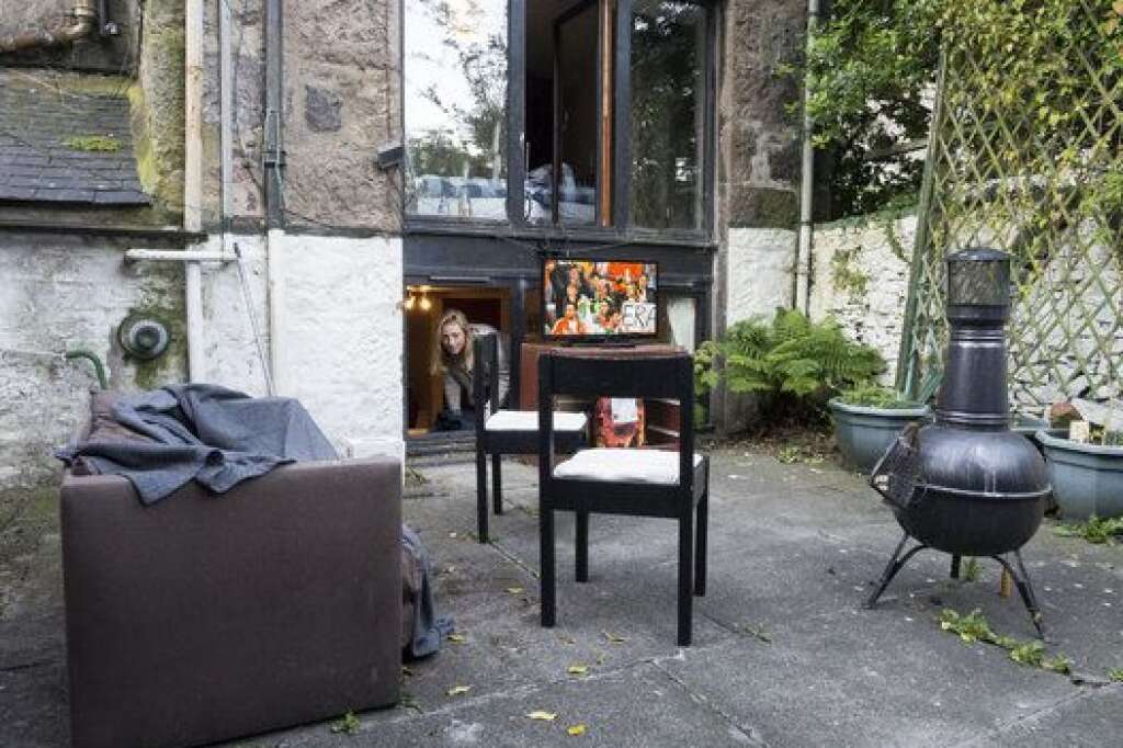 - Le salon extérieur que Ross et Josh ont aménagé dans la cour arrière de leur appartement à Aberdeen.