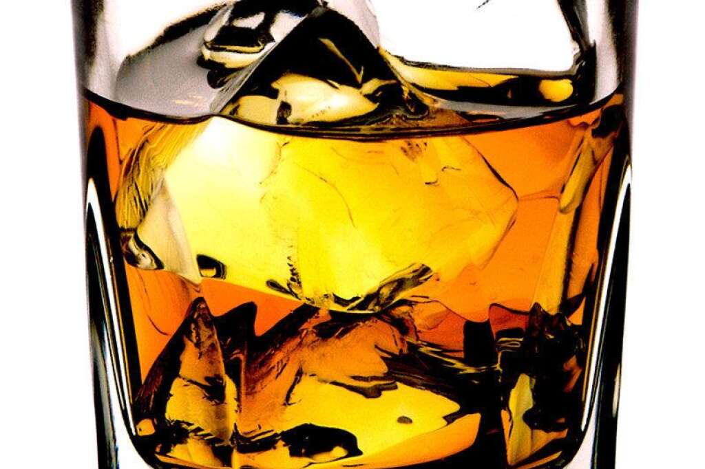 1. Scotch: 55 calories - Les alcools secs, sans ajouts d'ingrédients tels que le sucre ou sans mélange, peuvent se révéler très légers en petite quantité. Ainsi, un verre de scotch ou de whisky de 25ml ne contient en moyenne que 55 calories.