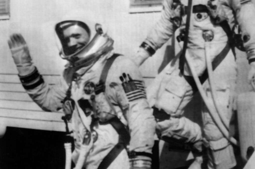 Neil Armstrong en 1966 - Il est en compagnie de David R. Scott, le 16 mars 1966, alors qu'ils se préparent à embarquer à bord du Gemini 8, la douzième mission spatiale habitée des États-Unis.