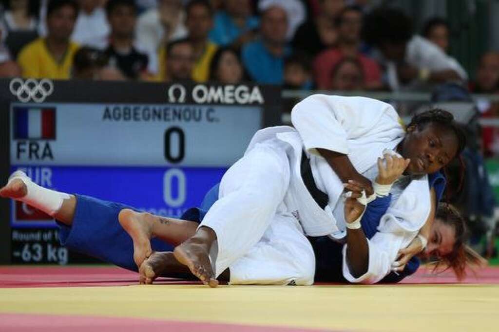 ARGENT - Clarisse Agbegnenou (judo / -63 kg) - <strong>Mardi 9 août.</strong> Championne du monde en 2014, la judoka a été battue en finale des moins de 63 kg par une immobilisation de son adversaire slovène.  <strong>» Lire notre article complet <a href="http://www.huffingtonpost.fr/2016/08/09/clarisse-agbegnenou-medaille-jeux-olympiques-rio-2016-judo_n_11409742.html" target="_blank">en cliquant ici</a></strong>
