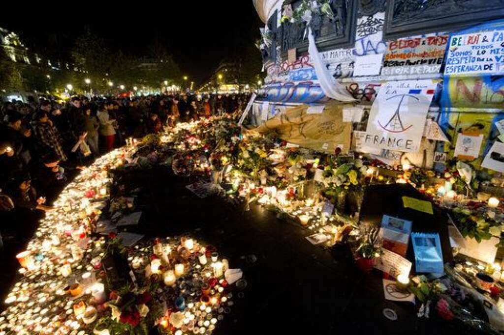 13 novembre - les victimes des attentats de Paris - Dans la nuit du vendredi au samedi 14 novembre, plusieurs groupes de terroristes islamistes attaquent simultanément les abords du Stade de France et ouvrent le feu à l'arme de guerre dans les rues du 11e arrondissement avant de prendre d'assaut la salle de spectacle du Bataclan. Bilan: 130 morts.