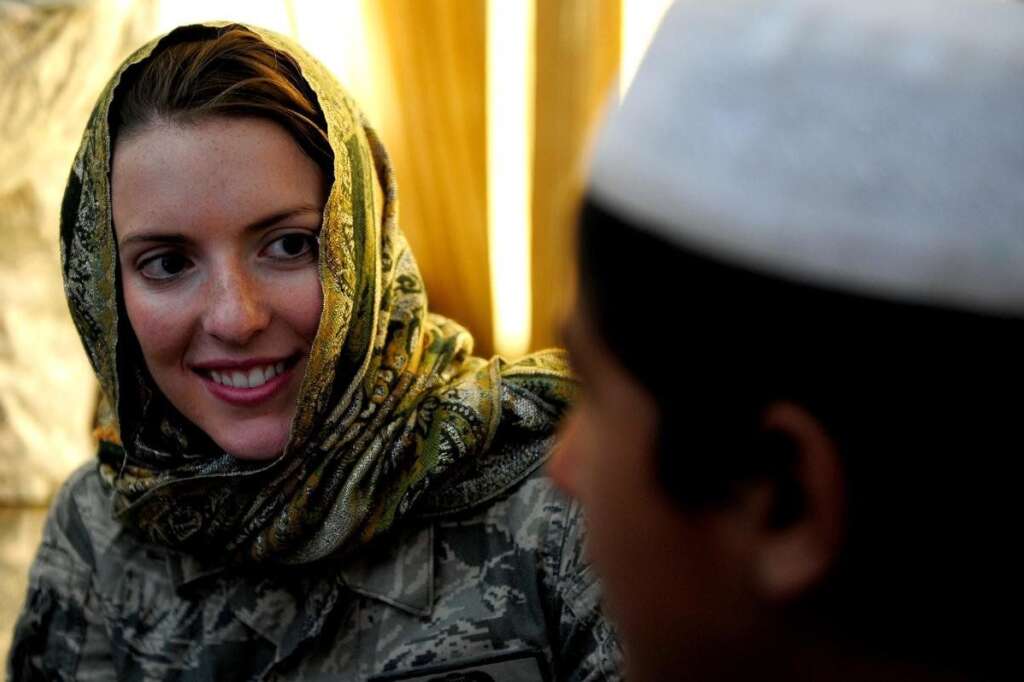 Hijab - <a href="http://fr.wikipedia.org/wiki/Hijab" target="_blank">Il désigne plus particulièrement le voile que des femmes musulmanes se placent sur la tête en laissant le visage apparent. </a>