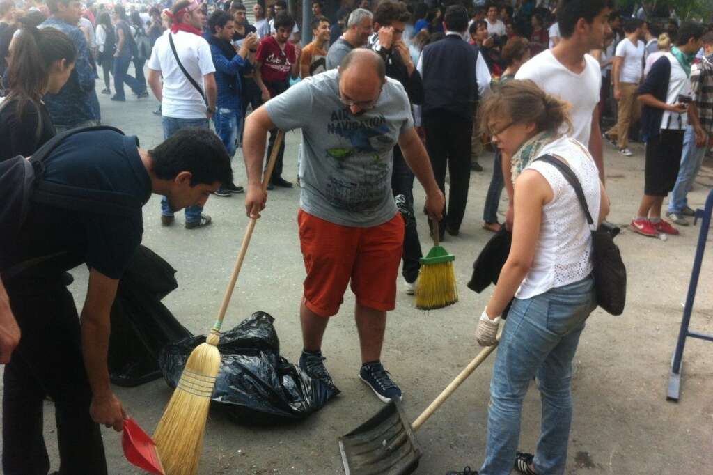 Nettoyage improvisé - Des manifestants nettoient pendant l'événement (place de Taksim).