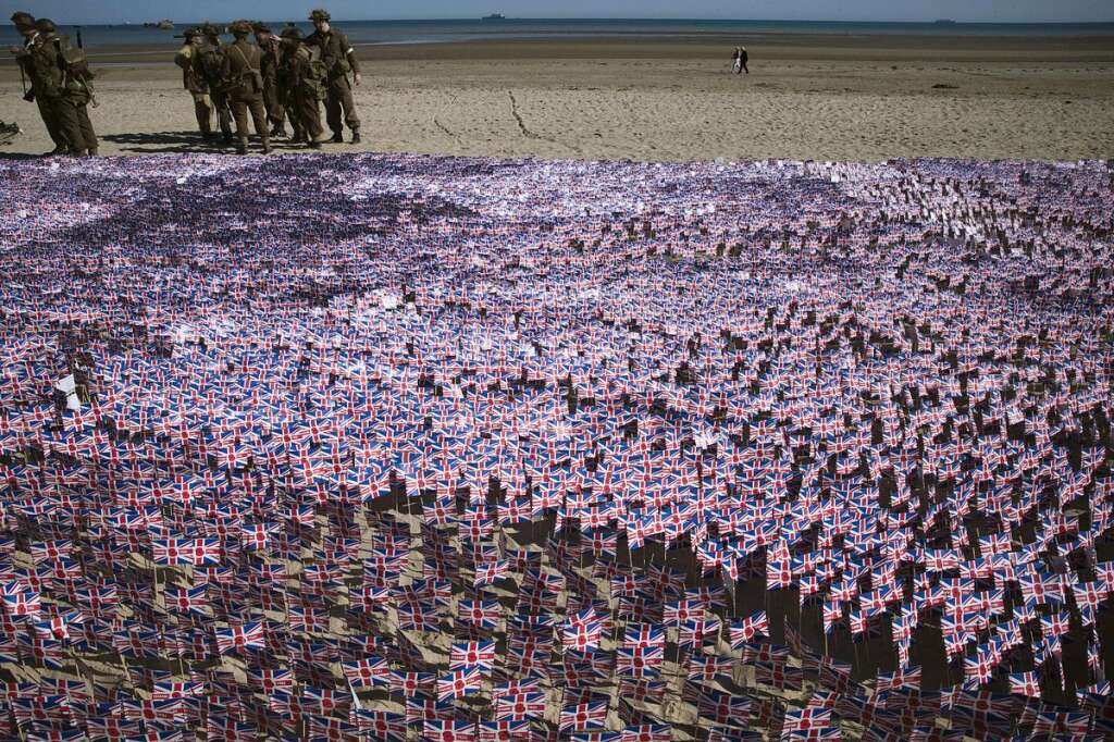 La plage de Gold Beach aux couleurs britanniques - Plus de 20.000 drapeaux britanniques ont été plantés sur Gold Beach où débarquèrent 25.000 soldats le 6 juin 1944.