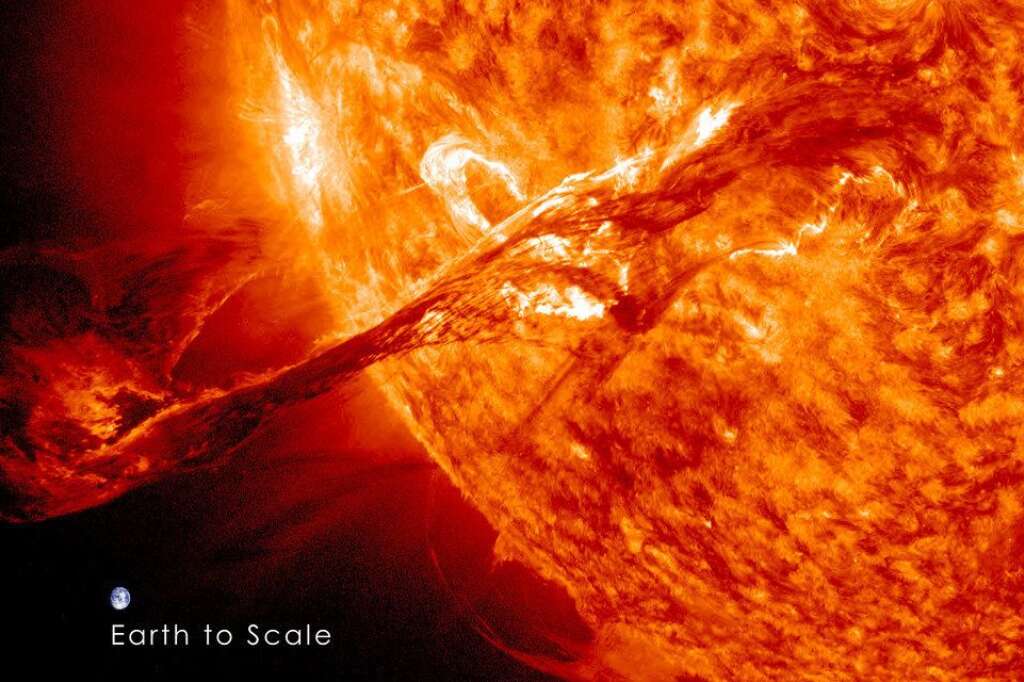 Éjection de masse coronale - On August 31, 2012 a long filament of solar material that had been hovering in the sun's atmosphere, the corona, erupted out into space. The coronal mass ejection, or CME, traveled at over 900 miles per second. The CME did not travel directly toward Earth, but did connect with Earth's magnetic environment, or magnetosphere, causing auroras to appear on the night of Monday, September 3.