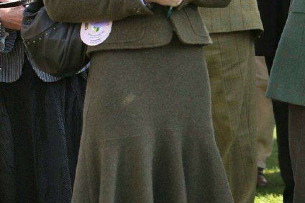 Filiforme - En 2007, en toute sobriété. C'est sans doute le mot qui caractérise le mieux Kate Middleton depuis le début de sa relation avec le prince William. Elle assiste ici au Cheltenham Festival dans un tailleur jupe kaki qui souligne sa silhouette filiforme, assorti à ses bottes, à son sac... et au gazon.