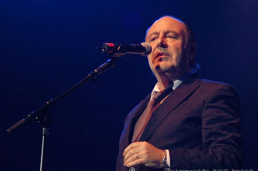 2 janvier - Michel Delpech - "Pour un flirt avec toi", "Le Loir-et-Cher"... Le chanteur Michel Delpech s'est éteint le samedi 2 janvier à l'Hôpital de Puteaux (Hauts-de-Seine) des suites d'un cancer de la gorge samedi à 69 ans.