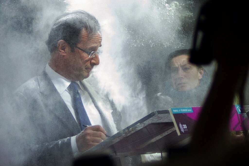 1er février 2012: l'enfarinage - Un des rares accidents de la campagne. Le 1er février, François Hollande est aspergé de farine par une femme, manifestement déséquilibrée. Sans gravité, l'incident interpelle, le calme du candidat socialiste aussi.