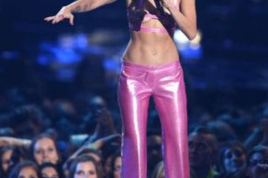 Miley Cyrus - Présentatrice d'un soir, la chanteuse a changé plusieurs de tenues plus extravagantes les unes que les autres