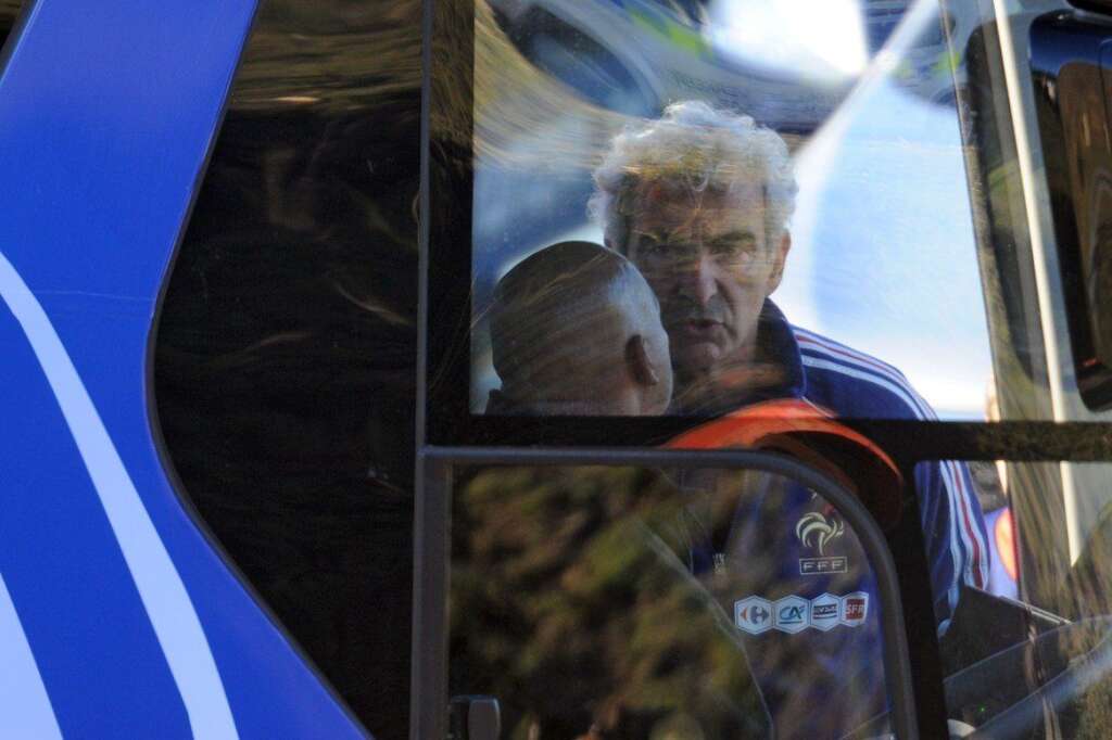 Juin 2010: l'humiliation de la Coupe du Monde - La déroute des Bleus en Afrique du Sud, symbolisée par la grève inédite des joueurs enfermé dans leur bus, tourne à l'affaire d'Etat. Nicolas Sarkozy convoquera des "Etats généraux" du football. La France quitte la Coupe du Monde par la petite porte.