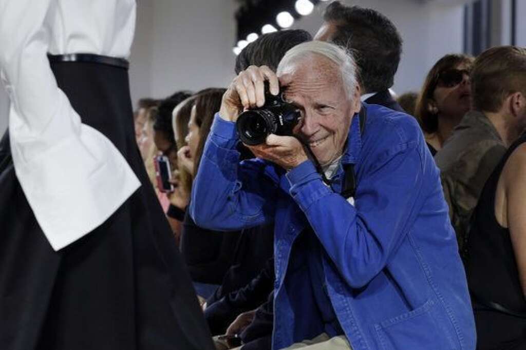 25 juin - Bill Cunningham - Le célèbre photographe de mode du <em>New York Times</em> Bill Cunningham est décédé samedi,<a href="http://www.nytimes.com/2016/06/26/style/bill-cunningham-legendary-times-fashion-photographer-dies-at-87.html?_r=0" target="_hplink"> a annoncé le journal où il travaillait depuis près de 40 ans</a>. Il avait 87 ans.  Bill Cunningham, véritable légende vivante de la photographie de mode dans la rue, qu'il a inventée, avait été récemment hospitalisé après avoir subi une attaque, a précisé le quotidien qui a salué en lui un "anthropologue culturel atypique".  L'oeil aux aguets, un peu voûté, toujours une veste bleue de balayeur parisien sur le dos, un appareil photo –jusqu'à peu argentique– autour du cou, il avait une passion: photographier l'allure.