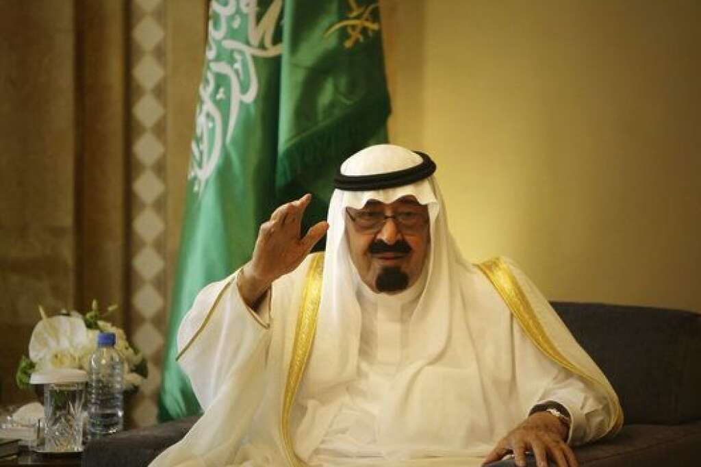 23 janvier - Abdallah ben Abdelaziz al-Saoud - Le roi d'Arabie saoudite est mort, lui qui était âgé d'environ 90 ans (sa date de naissance exacte reste inconnue). Il souffrait d'une pneumonie. Le prince Salmane, 79 ans, lui a succédé sur le trône du premier pays exportateur de pétrole, qui est un acteur-clé du Moyen-Orient.  <strong>» Lire notre article complet <a href="http://www.huffingtonpost.fr/2015/01/23/mort-roi-abdallah-arabie-saoudite-salman-nouveau-roi_n_6529380.html?1421994531&utm_hp_ref=france" target="_blank">en cliquant ici</a></strong>