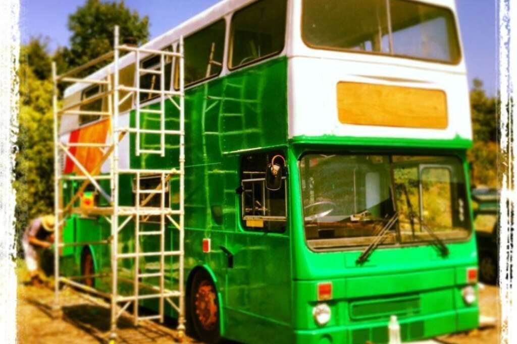 Le bus a été peint en vert -