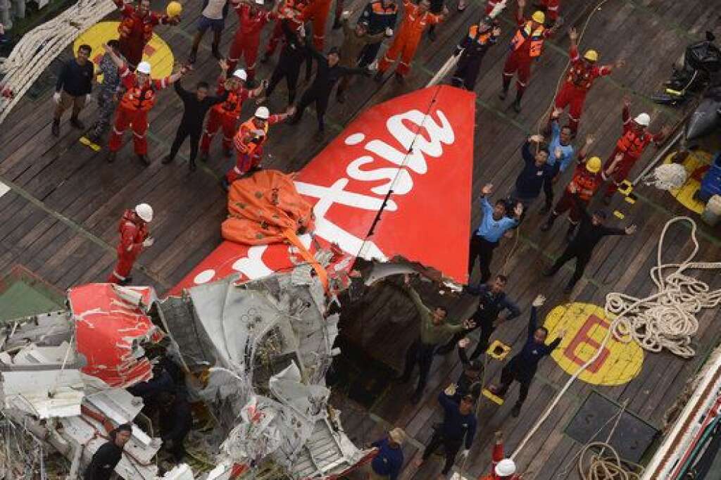 28 décembre 2014 - mer de Java - 162 morts - L'Airbus A320-200 avait décollé de la ville indonésienne de Surabaya pour Singapour et disparu des écrans radars une demi-heure plus tard, après avoir demandé à prendre de l'altitude en raison de conditions météo très difficiles. L'avion avait effectué une montée très brutale avant de décrocher et de s'abîmer en mer de Java. Parmi les 162 personnes à bord de l'avion se trouvaient 155 Indonésiens, le copilote français Rémi Plésel, trois Sud-Coréens, un Britannique, un Singapourien et un Malaisien.