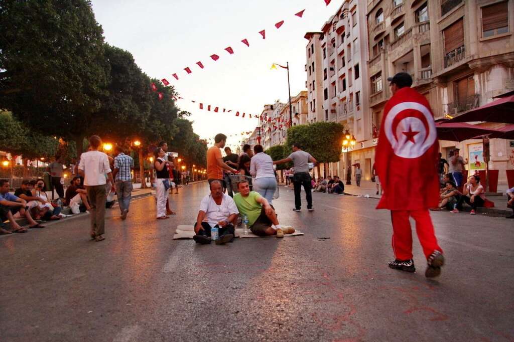Tunis- Avenue Habib Bourguiba - A l'avenue Habib Bourguiba à Tunis, où des manifestations ont eu lieu tout au long de la journée, des citoyens ne sont pas rentrés chez eux pour la rupture de jeûne.