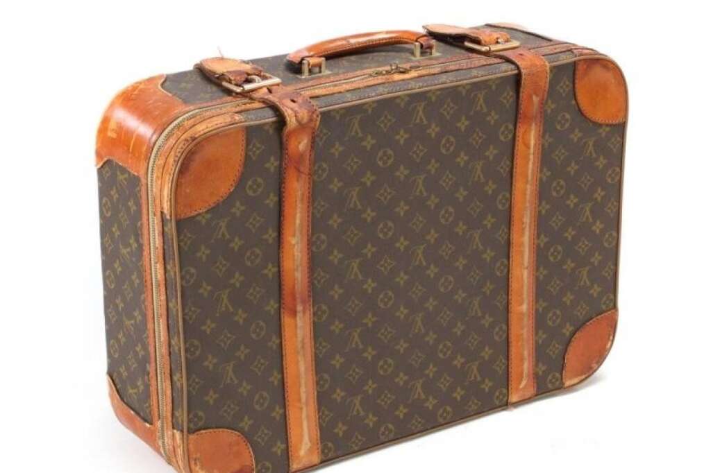 Une valise - Une valise de voyage identifiable parmi toutes puisque signée Louis Vuitton estimée entre 600 et 800 dollars