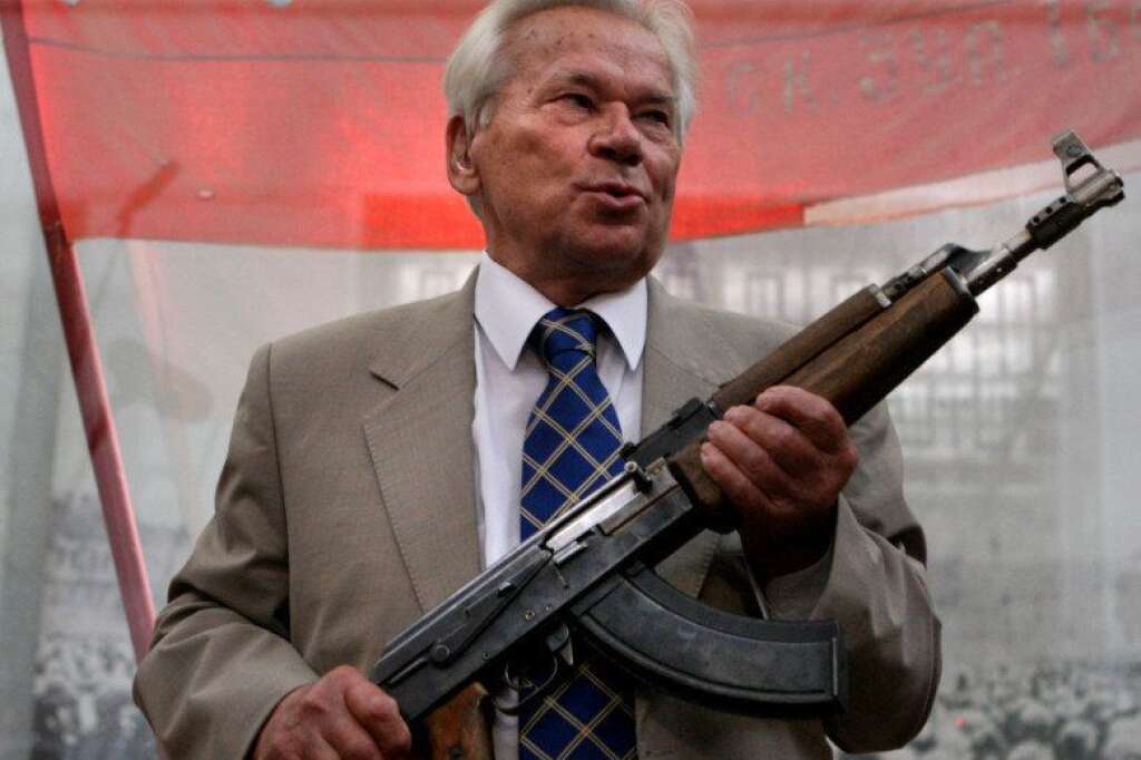 Mikhaïl Kalachnikov - L'inventeur du fusil d'assaut soviétique AK-47 <a href="http://www.huffingtonpost.fr/2013/12/23/mort-mikhail-kalachnikov-inventeur_n_4493445.html?1387815822" target="_hplink">est décédé le 23 décembre à l'âge de 94 ans</a>. L'inventeur de la Kalachnikov, produite à quelque 100 millions d'exemplaires dans le monde, avait déjà été hospitalisé à plusieurs reprises les mois précédents.