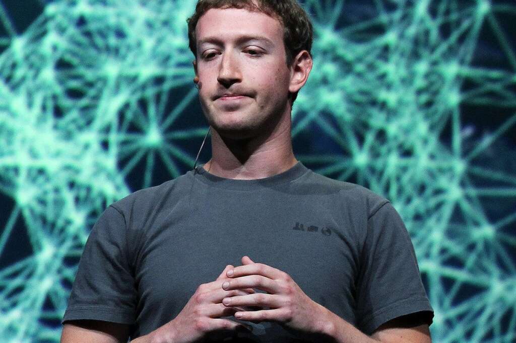 Septembre 2006 : les utilisateurs s'insurgent - Alors ce nouveau fil d'actualité? Figurez-vous que les utilisateurs ont détesté! Ces derniers ont immédiatement dénoncé le manque de confidentialité du news feed.   <a href="http://mashable.com/2006/09/08/facebook-gets-egg-on-its-face-changes-news-feed-feature/"> Mark Zuckerberg déclare même que Facebook</a> "a foiré sur ce coup-là" car le nouveau flux manque cruellement d'outils pour choisir ce qui y apparaît et ce qui n'y apparaît pas.   Facebook est contrait de le revoir quelques jours plus tard.