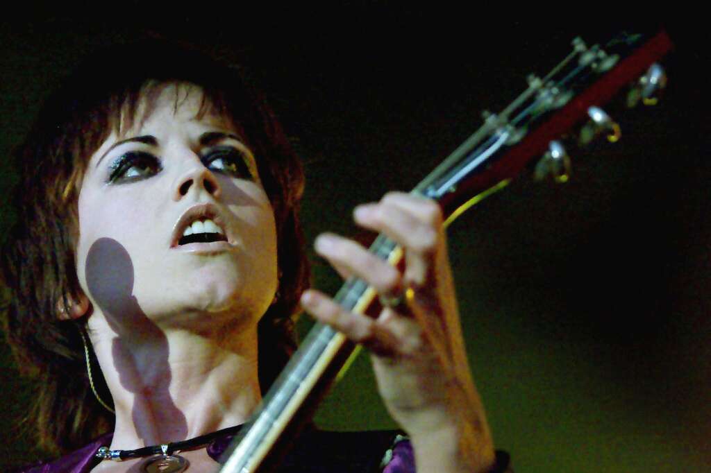 15 janvier - Dolores O'Riordan - <p>La chanteuse du groupe de rock irlandais The Cranberries est décédée à Londres à l'âge de 46 ans.</p>  <p><strong>» Lire notre article complet <a href="https://www.huffingtonpost.fr/2018/09/06/dorlores-oriordan-la-chanteuse-des-cranberries-est-morte-par-noyade-liee-a-lalcool_a_23519021/">en cliquant ici</a></strong></p>