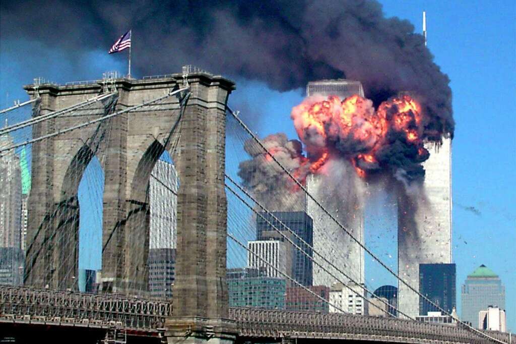 11 septembre 2001 - Quatre avions de ligne transportant au total 266 personnes, sont détournés et utilisés comme armes pour perpétrer des attentats spectaculaires contre les deux tours du World Trade Center à New York et le Pentagone à Washington. Le quatrième avion s'écrase en Pennsylvanie. Il s'agit de l'attentat le plus meurtrier de l'Histoire: environ 3.000 morts et disparus.