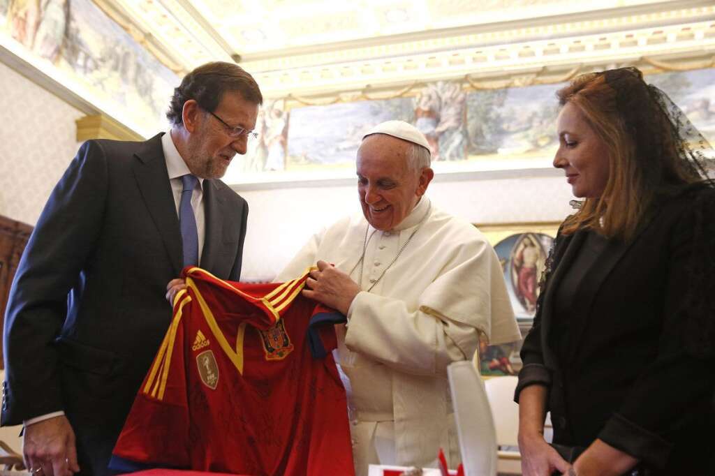 - Le premier ministre espagnol Mariano Rajoy offre au pape un maillot de l'équipe nationale espagnole.