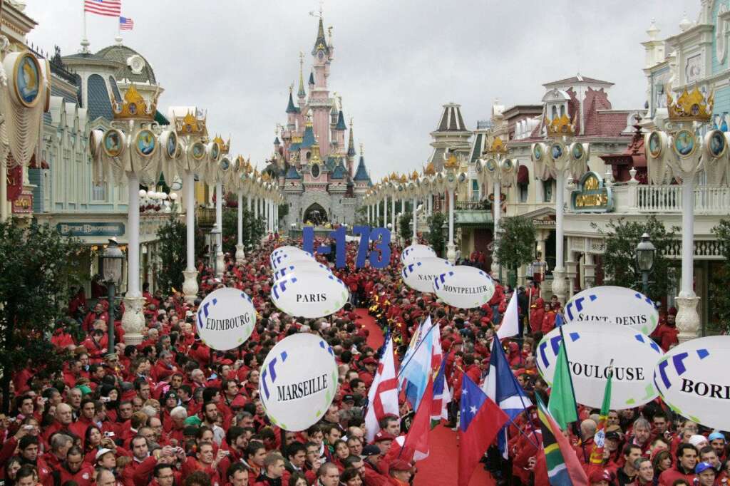 2007: 6000 volontaires de la Coupe du Monde du rugby défilent chez Disney -