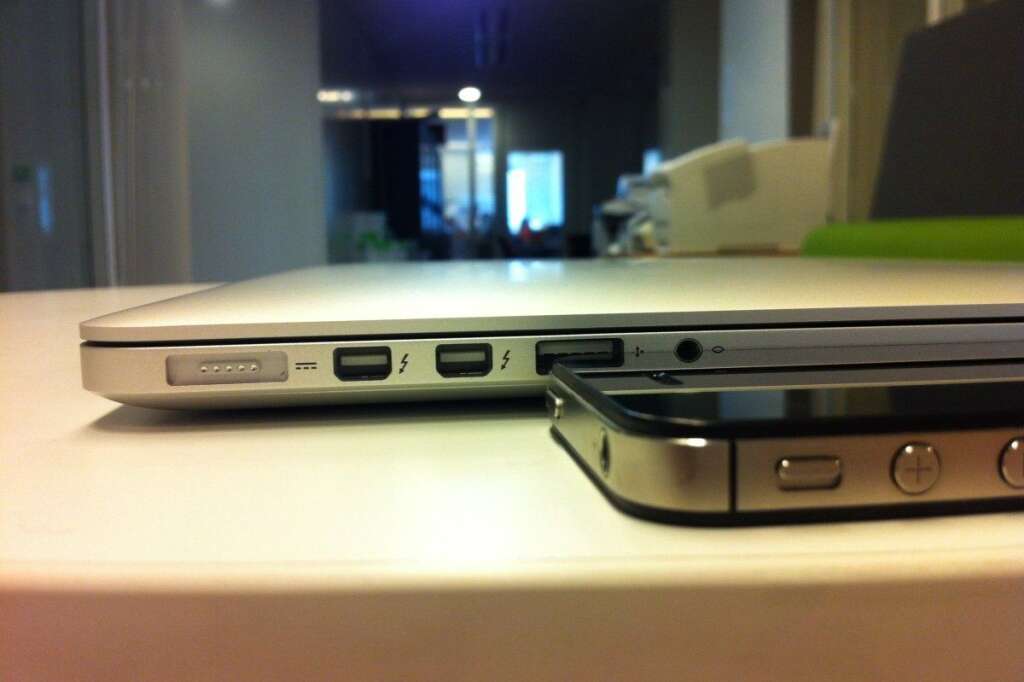- Le MacBook Pro Retina aux cotés de l'iPhone 4S.
