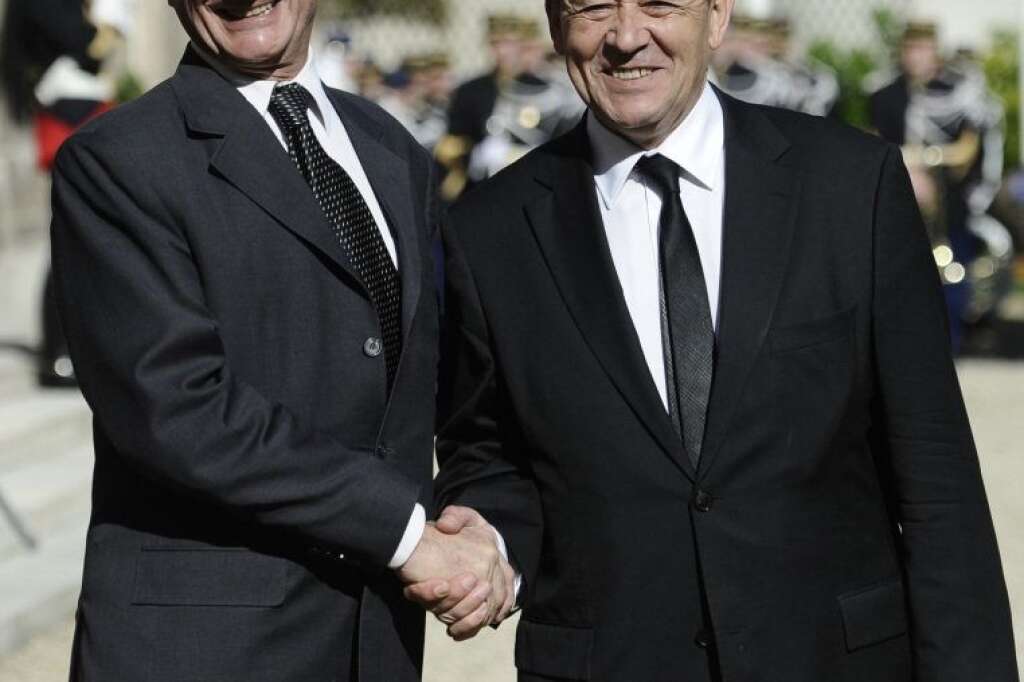 Le ministre de la Défense sortant, Gérard Longuet, et Jean-Yves Le Drian -